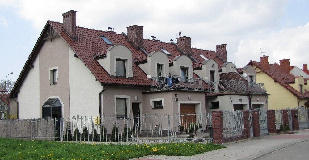 I etap zabudowy szeregowej na osiedlu Stare Stawy, Oświęcim, ul. Chełmońskiego, 3 domy, rok 2005